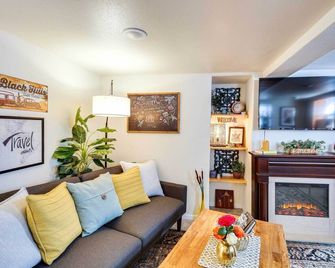 Centrally Located Apt Near Downtown Rapid City! - Rapid City - Living room