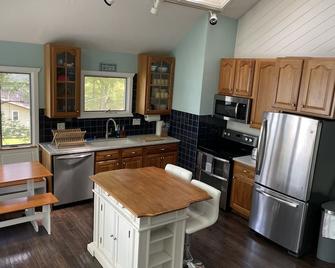 Water front home with large two tiered deck! 2 bathrooms - Castleton - Cocina