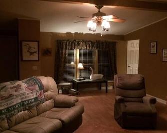 The West Bay Lodge offers spacious amenities for a perfect getaway. - Cedar Island - Sala de estar