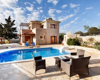 Rural Stone Villa with private pool and mountain views near local sandy beaches! - Paleloni - Piscina
