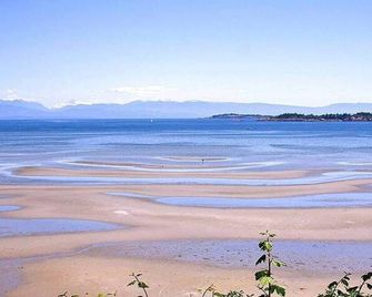 Pool & hot-tub, Peaceful & Immaculate - Parksville - Beach