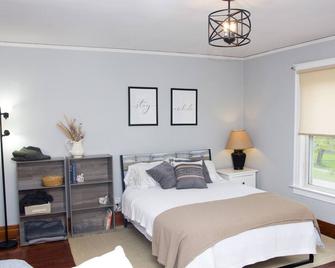 Chic and Cozy at Niagara Falls USA 5-min to the Falls in Little Italy Sleep 6 - Niagara Falls - Bedroom