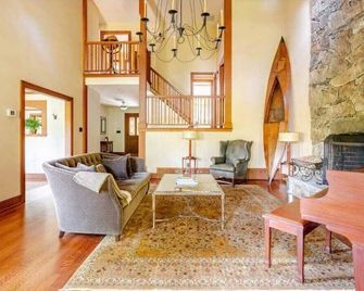 Spectacular Lake front house - New Milford - Living room