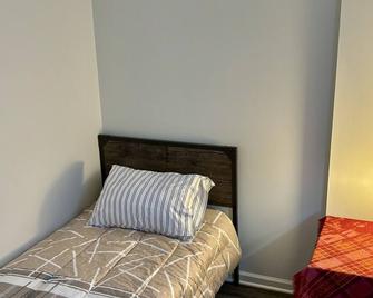 Iron Bound Gem - Newark - Bedroom