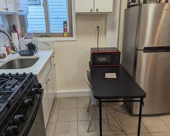 Small Studio with all amenities. 5 minutes to fastfood and 24 hours grocery - Queens - Kuchnia