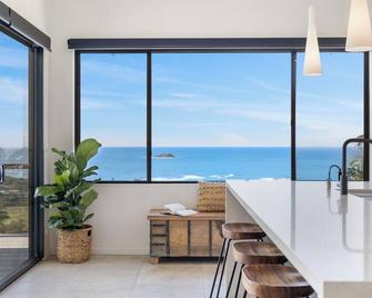 The Outlook at Sapphire - Relax in Coastal Luxury, Private Plunge Pool - Korora - Bedroom