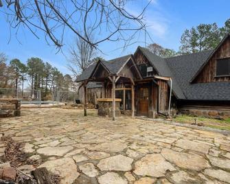 Spring Hill Farm - The Cuddly Cow - Alma - Building