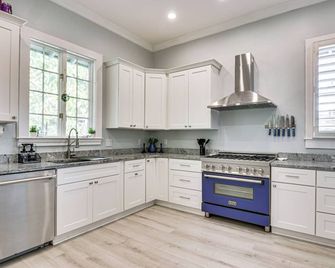 Walk to Coker University & Dtwn! Home w/ Game Room - Hartsville - Кухня