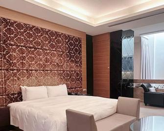 Orient Luxury Villa Motel - Huwei Township - Bedroom