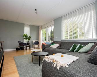spacious holiday home with private jetty - Terherne - Sala de estar