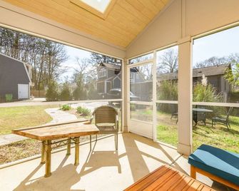 Harry's Tea House - Cozy Tiny Home near Noda - Charlotte - Balcón