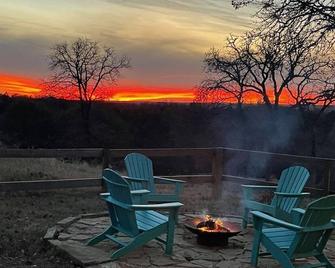 Hilltop Cabin Sunset Views @ The Farm on a Hill - Caldwell - Balcony