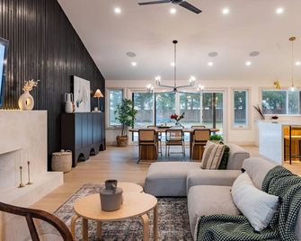 The White House - Caledonia - Living room