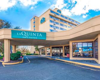 La Quinta Inn & Suites by Wyndham Secaucus Meadowlands - Secaucus - Building