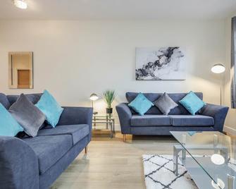 Luxury 2 Bedroom Apartments with Parking - Maidenhead - Living room