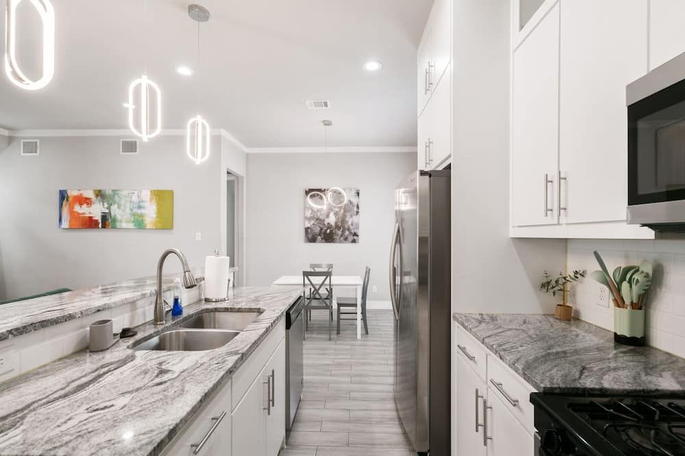Stylish Downtown Home with Massive Backyard - Dallas - Kitchen