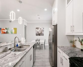 Stylish Downtown Home with Massive Backyard - Dallas - Kitchen