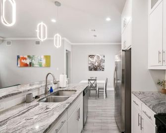 Stylish Downtown Home with Massive Backyard - Dallas - Kitchen