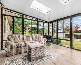 Luxury 4-Br Retreat: Spacious & Elegance! - Livonia - Living room