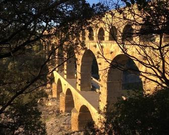 Charming Cottage In The Heart Of The Village, Terraces, Shaded Patio - Vers-Pont-du-Gard - Bâtiment