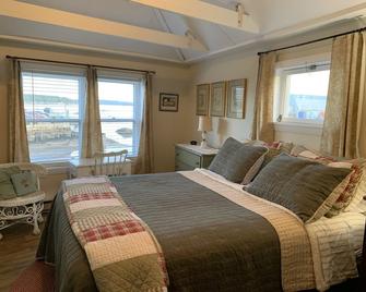 Cozy in-town cottage at harbor's edge w/ dock, 4 kayaks, walk to downtown. - Stonington - Bedroom