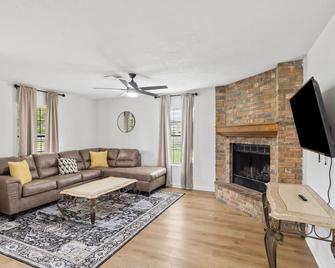 Three Bedroom House in Lake Charles - Lake Charles - Living room