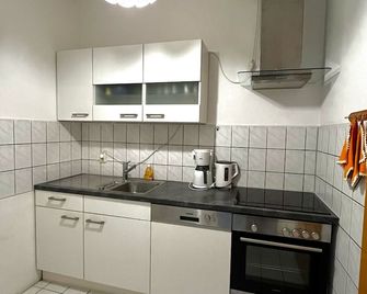 Cozy 1 room apartment on Gut Rottmanshagen. Pet friendly! - Stavenhagen - Küche