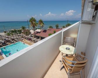 Angela Beach Hotel & Apts - Roda - Balcón