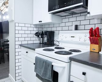 The Riverbend | Modern Studio @ Harrison Lake - Harrison Hot Springs - Keuken