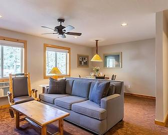 Your Mountain Hideaway! Free Parking, Outdoor Spa Tub, Full Kitchen! - Olympic Valley - Living room
