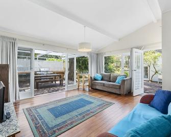 Blue Gate Cottage - Waikanae Beach Holiday Home - Waikanae - Living room