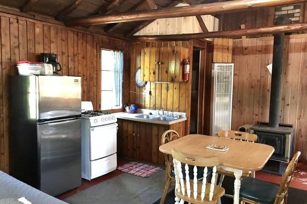 Ellis Lake Resort - Cedar Log Cabin - Interlochen/Traverse City
