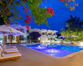 Hotel Fiesta - Puerto Ayora - Bể bơi