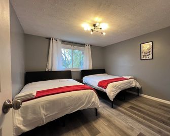 Jacuzzi! Spacious 4-bedroom 3-full Bath house with WiFi and AC near Beachwood - South Euclid - Bedroom