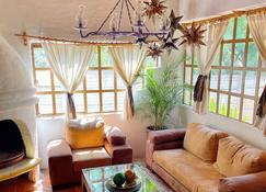 Spacious, beautiful and private Cabin with view of Lake Patzcuaro. - Tzintzuntzán - Sala de estar