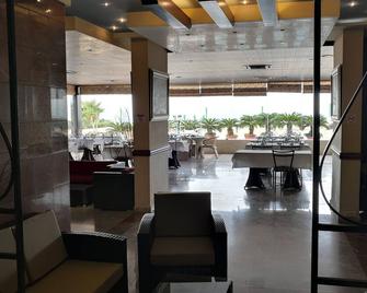 Holiday Suites Hotel & Beach Resort - Jounieh - Restaurant