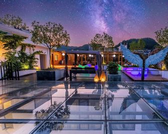 Twelve Cities Mountain View Hot Spring-Pool Holiday Homestay Near Waterfall-English Service-Free Shuttle from Furong Town High-speed Railway Station - Xiangxi