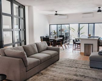 Stylish Family Beach House In Punta De Mita– Plunge Pool +Walk to Surf + Dining - Punta de Mita - Sala de estar