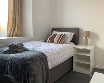 High Street 2 Bedroom Apartment - Ayr - Bedroom