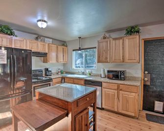7 Mi to Heavenly Ski Resort Cozy Tahoe Cabin - South Lake Tahoe - Kitchen