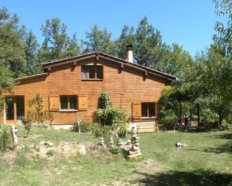 Natural wood house, with magnificent mountain views so mysterious. - Sougraigne - Edificio