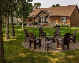 2 Docks 2 Shores- Ramp, Water Toys, Game Room! - Garrison - Patio