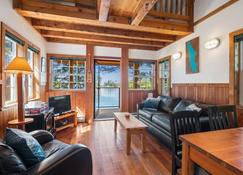 Surf Grass · Private Hot Tub! · Oceanfront Cabin - Ucluelet - Salon