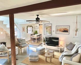 Holiday-decorated 'treehouse' W Hot Tub, Fire Pit - Monticello - Living room