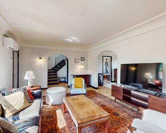 Charming Beacon Hill Tudor with Views & Unbeatable Walkability - Seattle - Living room
