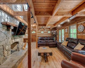 Hidden Creek Cabin - Fleetwood - Living room