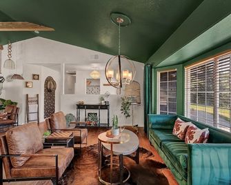 Yosemite & Bass Lake 3 Acres, Pool, Game Room, Stunning Views - Coarsegold - Living room