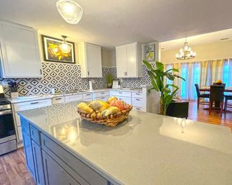 Captain's Quarters | One Bed Condo Waterfront on Ohio River - Marietta - Cocina