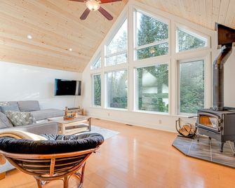 Muskoka Vibe Riverfront Retreat w hot tub/Game Rm - Bracebridge - Living room