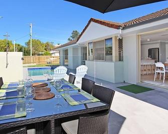 Beautiful Beach House in the Heart of Town - Coolum Beach - Innenhof